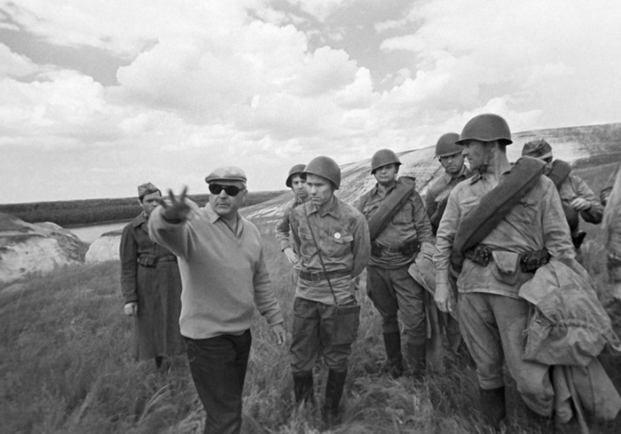 Режиссер Фильма Сергей Бондарчук и исполнитель роли Лопахина Василий Шукшин на съемочной площадке фильма «Они сражались за Родину». Фото Анатолия Ковтуна. ИТАР-ТАСС