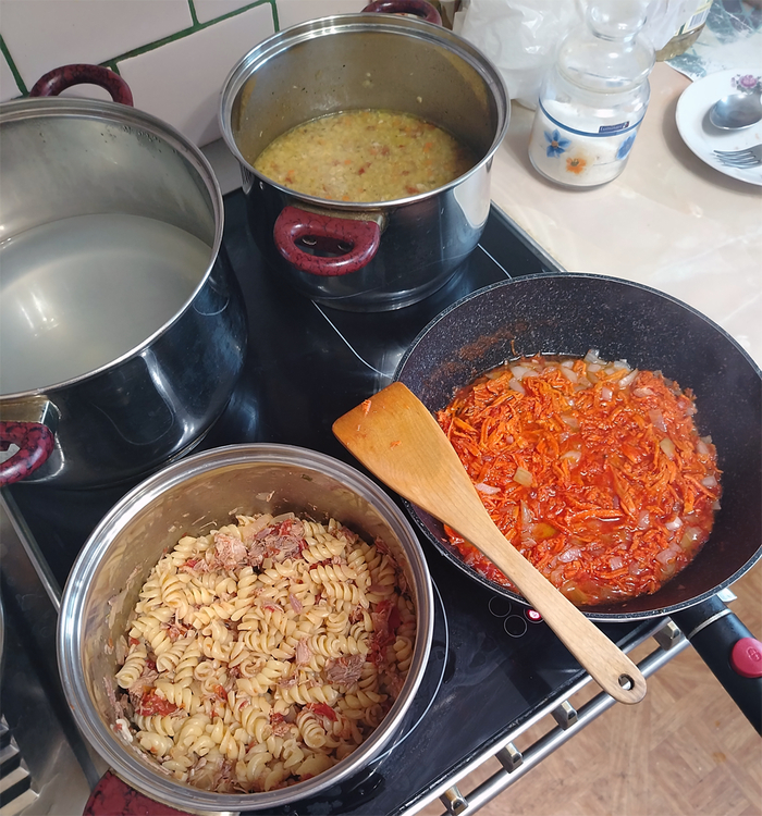 Пока готовил капусту навернул тарелку супа на обед, поэтому количество супа на фото не соответствует действительности :)