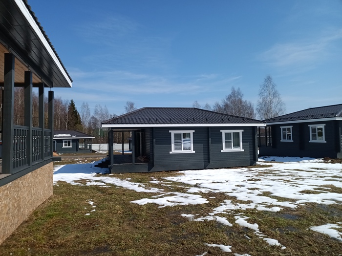 Деревянные цоколи из OSB, прикрученного прямо на брус - фирменный знак этого посёлка.