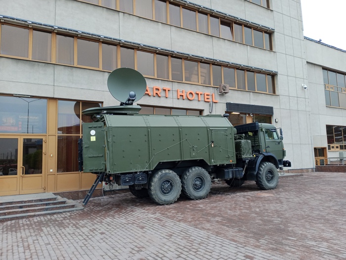 Этот аппарат скромно стоял за улом в стороне от остальных, значит к выставке отношения не имеет. Ориентирован на север. Знающие, подскажите в комментариях...