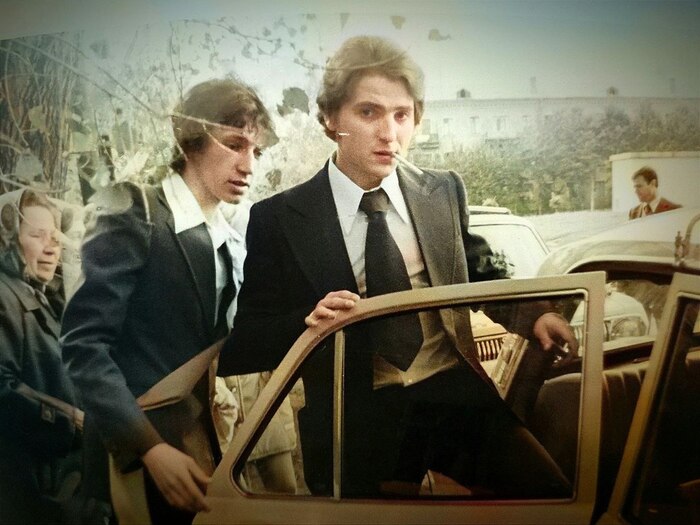 Дедушка во время свадьбы (справа)