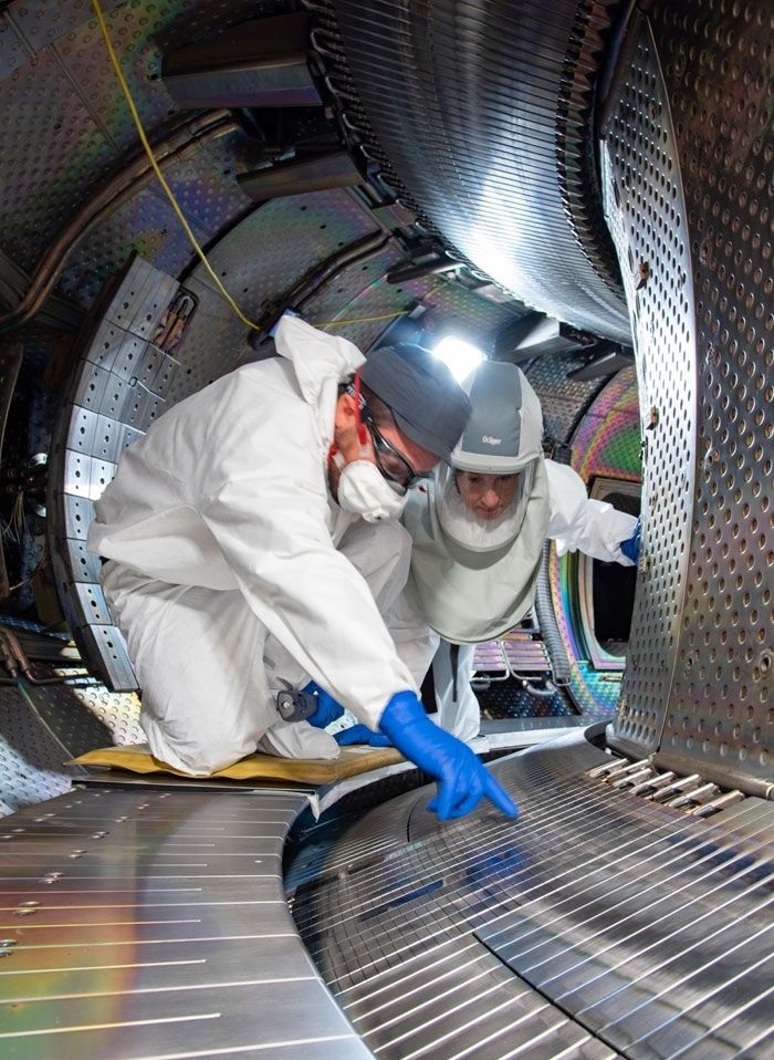 Проверка компонентов вольфрамовой обшивки в токамака WEST