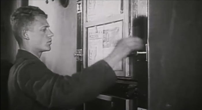 Торговый автомат с газетами в московском метро. Источник: видеохроника 1930-х годов