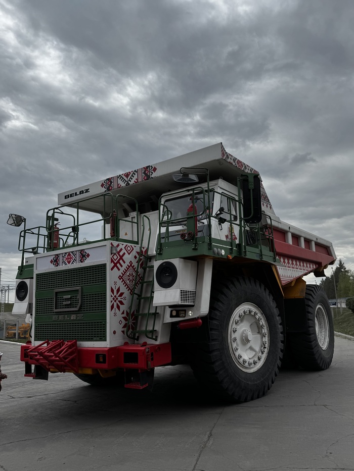 Этот красавец тоже участвовал в параде 2025 года. Грузоподъёмность 90 тонн.