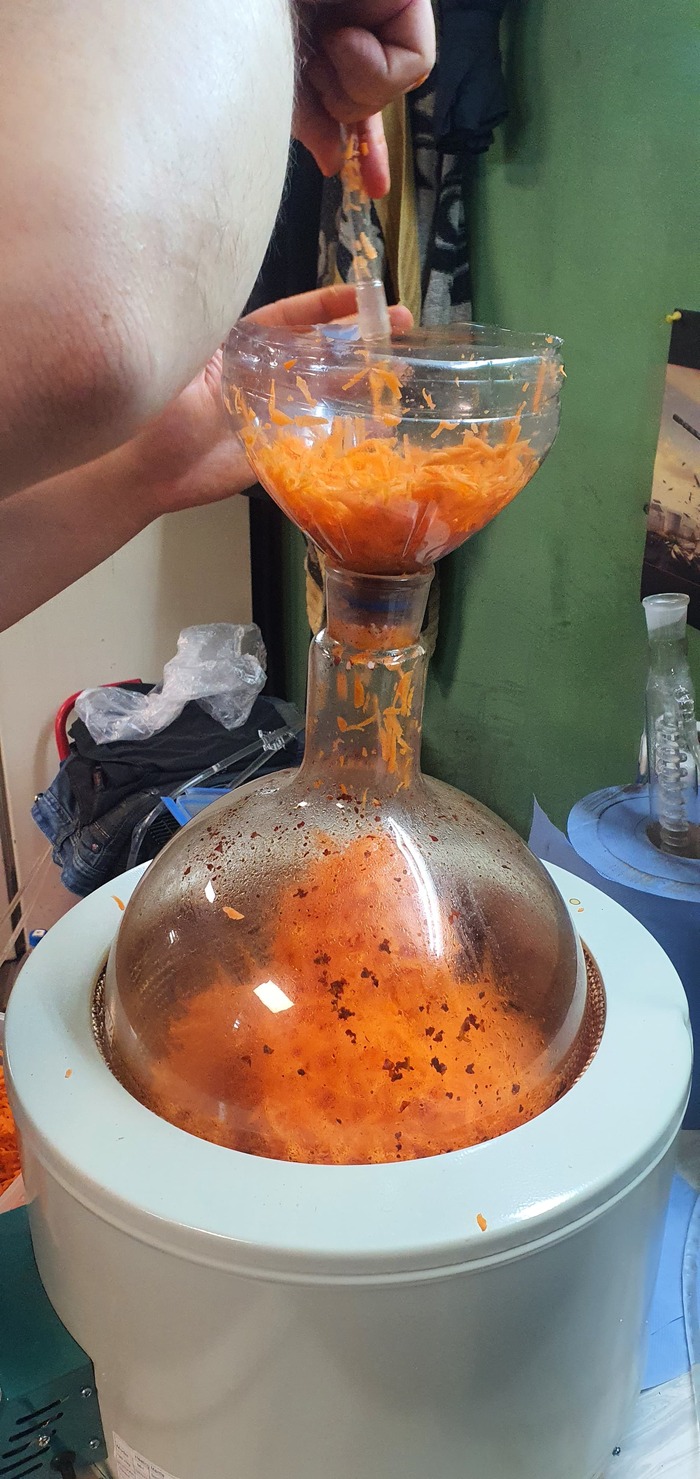 Закладывается рис и морковь.