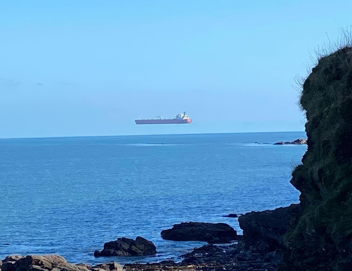 Сложный вид миража: знаменитый "Летучий Голландец".