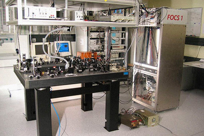 Атомные часы для измерения времени.