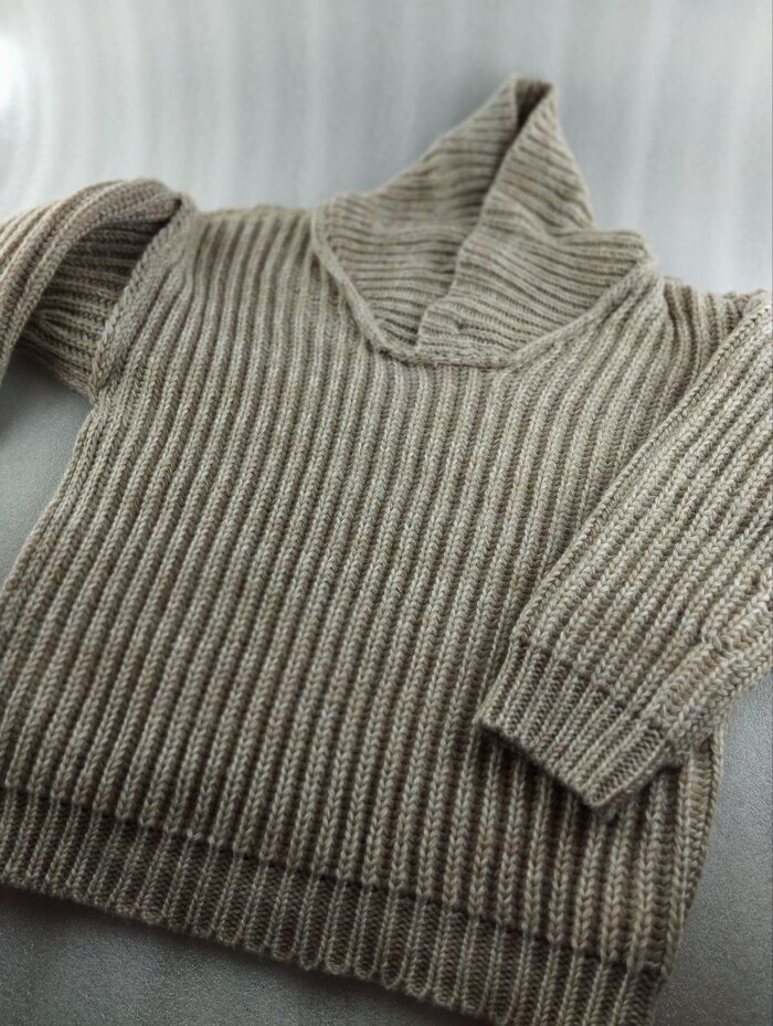 Изнаночная сторона изделия. Швы собраны на вязальной машине Brother260/260. Резинки сшиты вертикальным трикотажным швом.