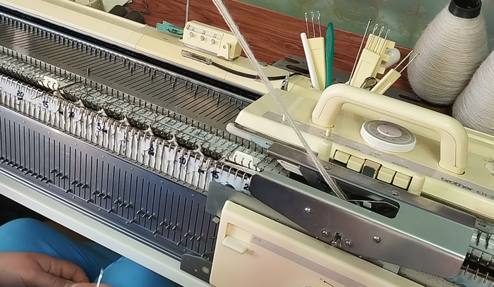 Так выглядит машина две фонтуры 3 класса. Вязала в интеррактиве с датчиком. Для вязания 1*1 с отбором нужно иметь физическую силу.