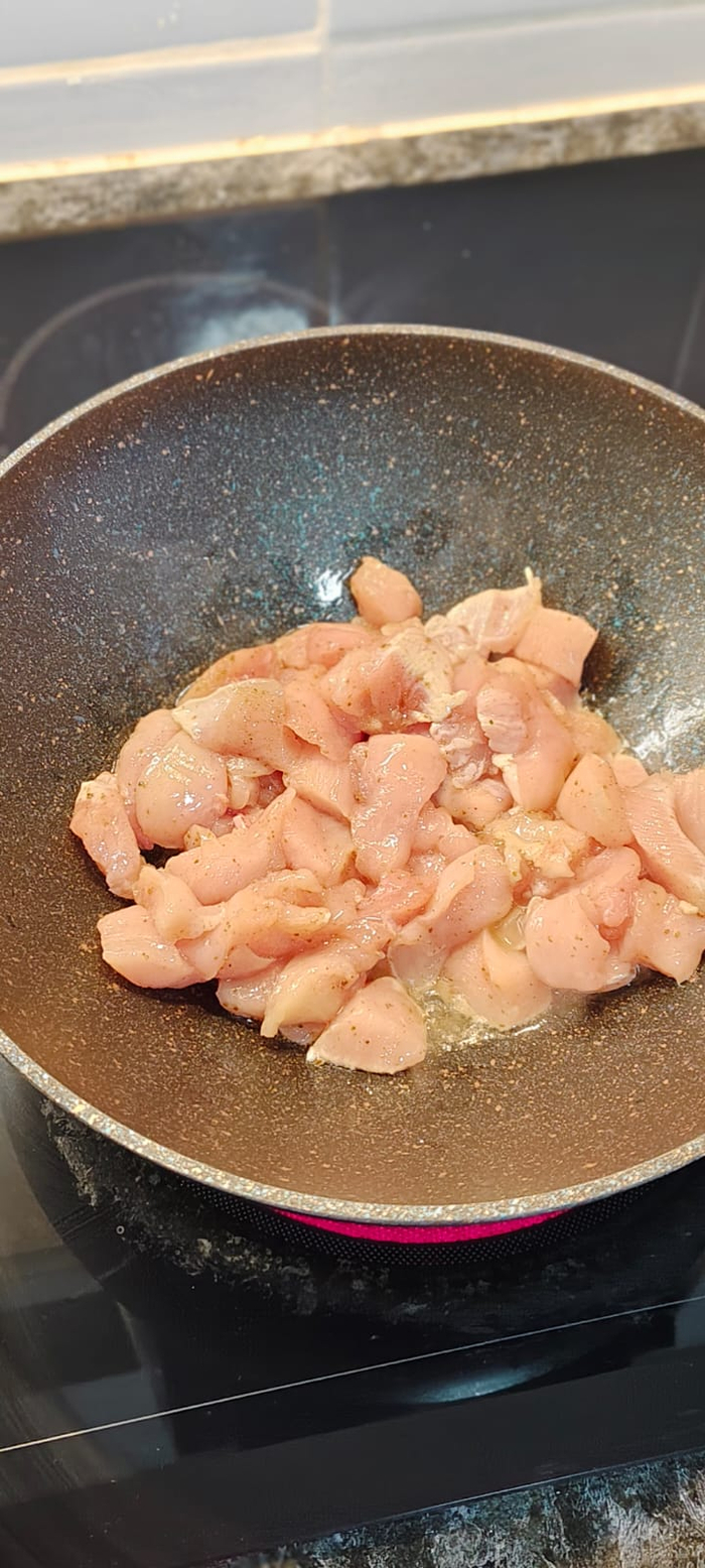 Закидываю маринованную курицу