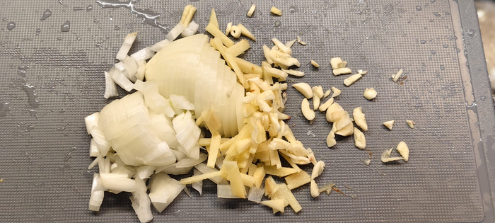 Пока рис промывается нарезаю лук, чеснок и имбирь