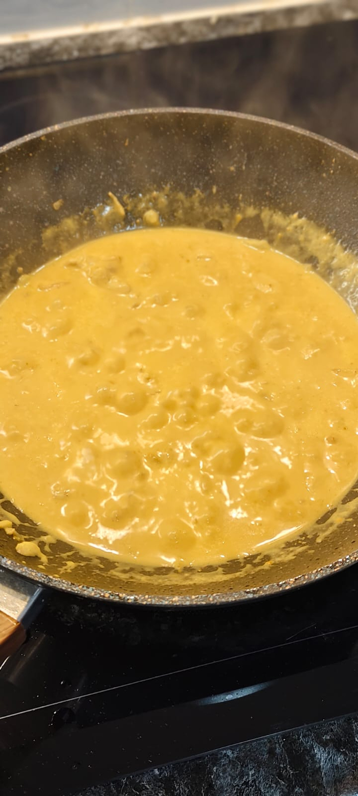 Пасту кари и куркуму. Тушу вместе.