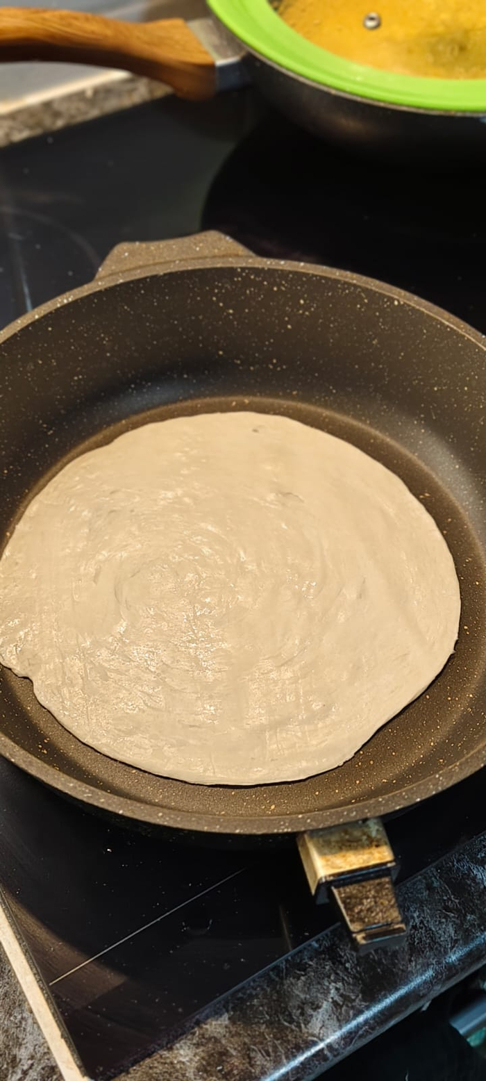 На сухую, раскалённую сковороду выкладываю замороженные лепёшки роти