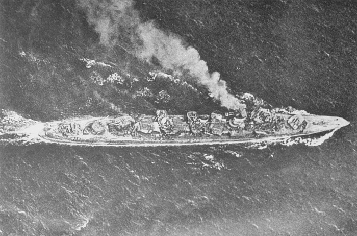 Эсминец «Симакадзе» 11 ноября 1944 года под атакой палубной авиации. Фото сделано с самолёта ВМС США