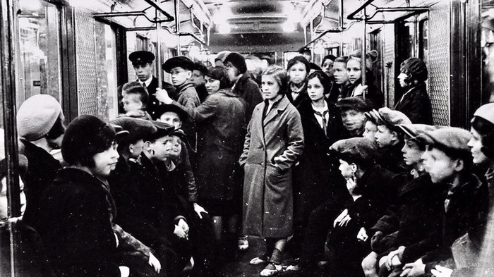 Первые пассажиры Московского метро, 1935. Автор фото: Б.Е. Вдовенко.