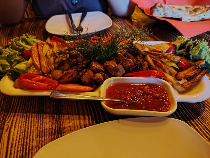 Шашлык свиной, две порции. То ли по 14, то ли по 16 лари, не помню. В любом случае, около 500р за порцию, 1000 за то, что на фото