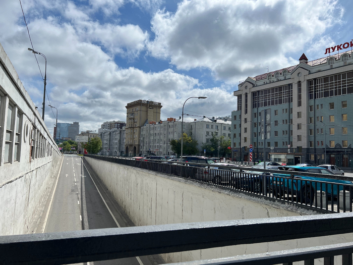 Вид на дом (его официальный адрес: Новослободская улица, 62к14) от Савёловской эстакады, 2025.