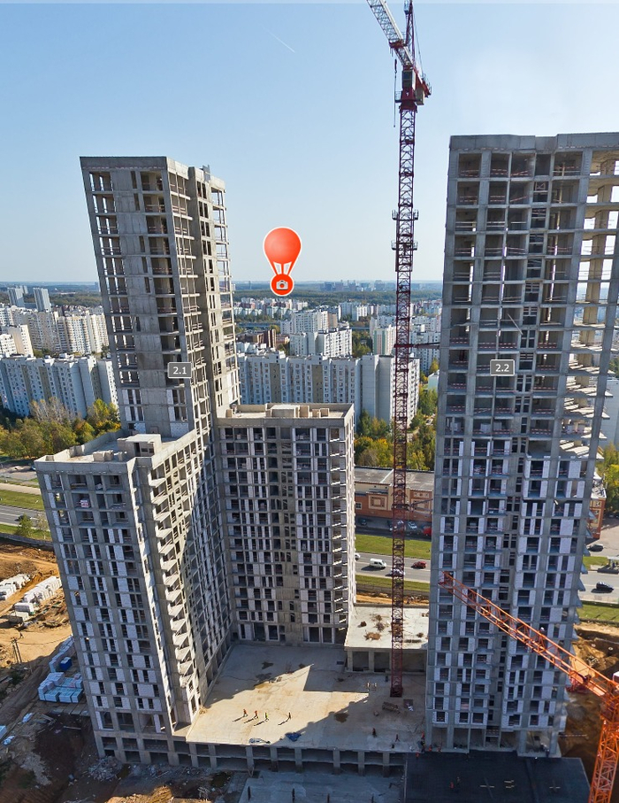 Почти построенный дом (2). Потом демонтируют и "латают" крышу.