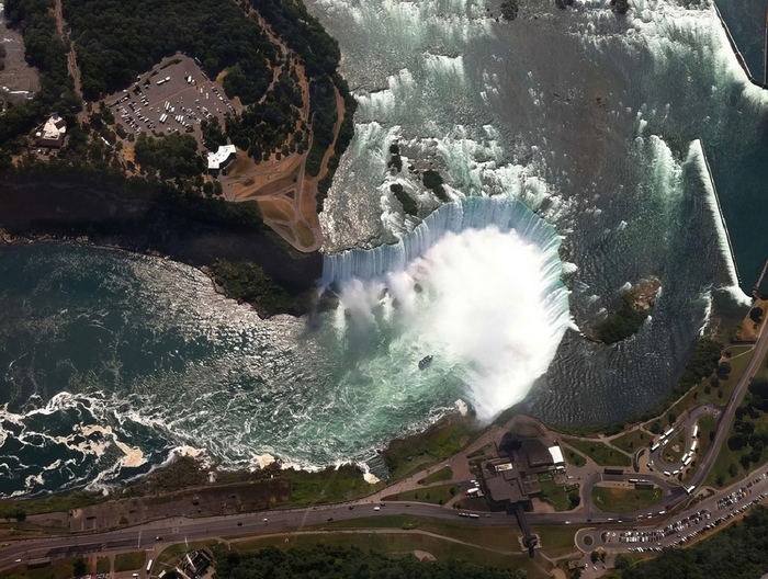 Вид на Ниагарский водопад с высоты.