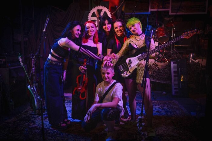 Тут хоть конкурс на самое смешное название объявляй. Кто этот парень не знаю, возможно тут случай коллективного усыновления.