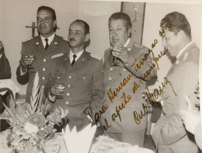 Уго - второй слева