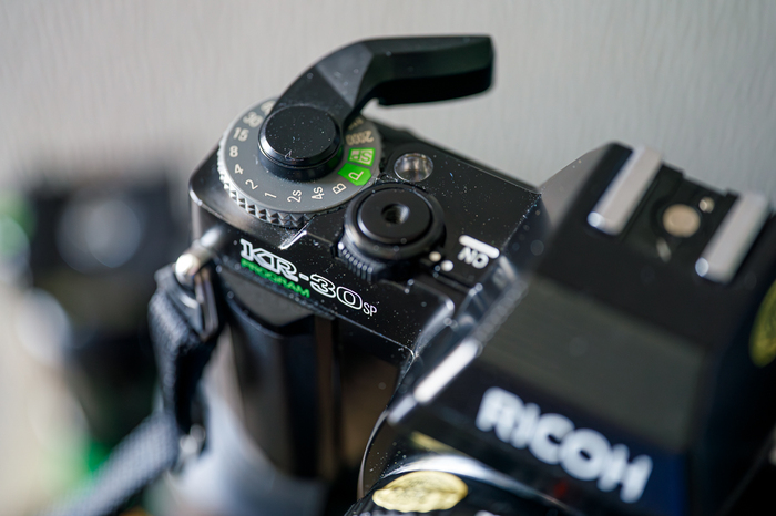 Диск управления выдержкой, кнопка спуска и курок для перемотки пленки