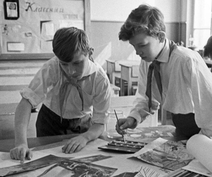 Советские школьники готовят стенгазету