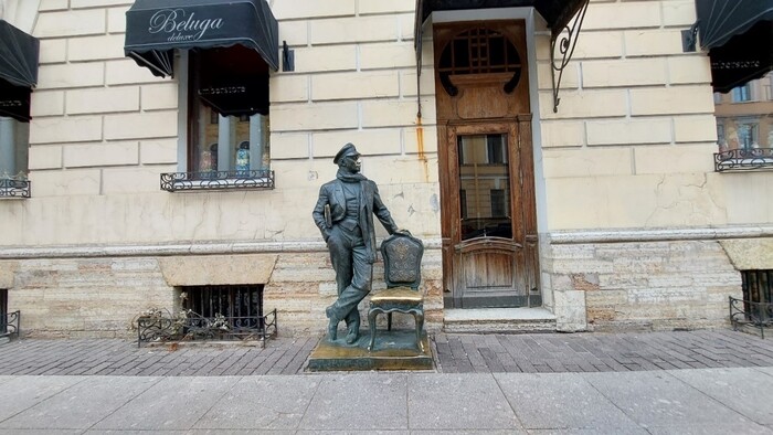 Фото автора. Памятник Остапу Бендеру на Итальянской улице дом 4. Скульптор: А.С. Чаркин, архитектор В.Б. Бухаев.