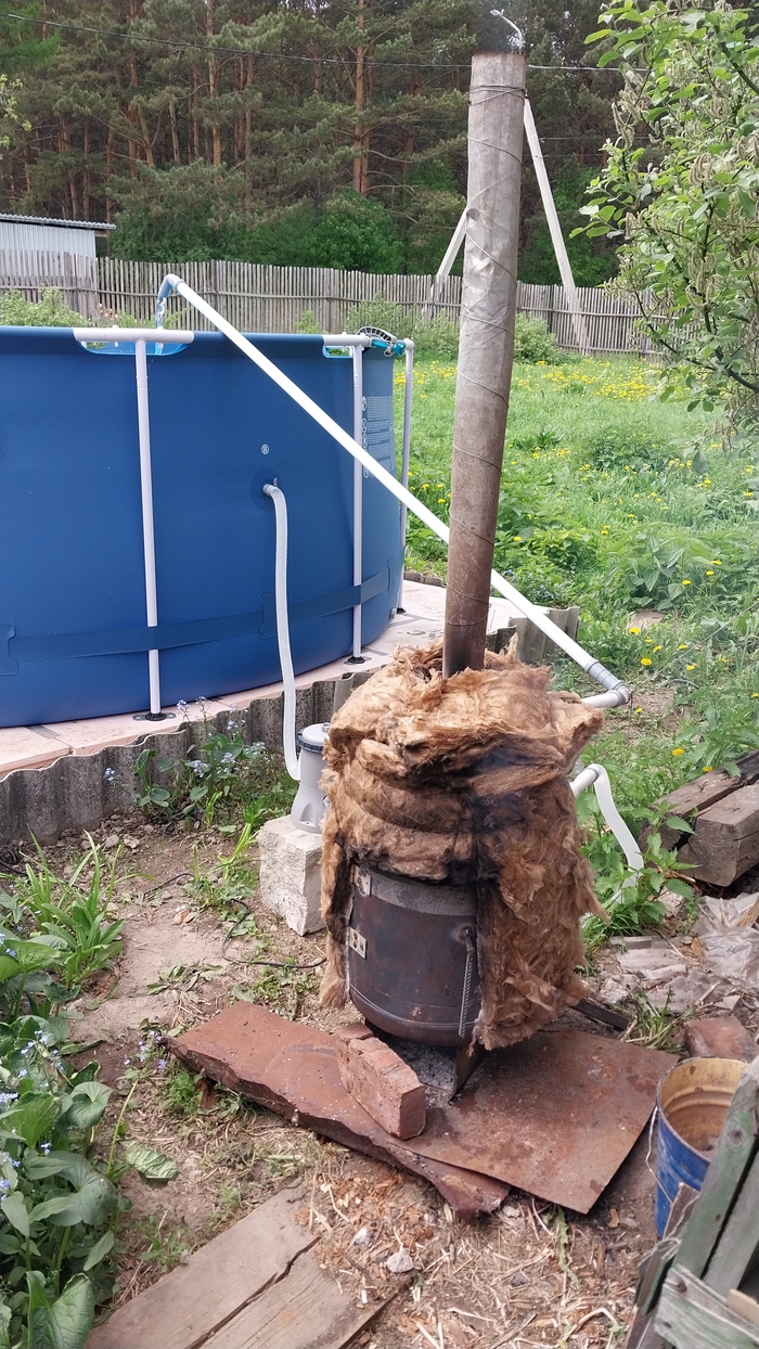 Вола подается в низ змеевика при помощи фильрующего насоса, выходит из верхней части через трубу 32мм, пока мне везут длинную гофру.