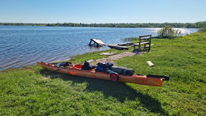 Каяк снаряжен и готов. Вся жизнь уместилась в этом небольшом судне.