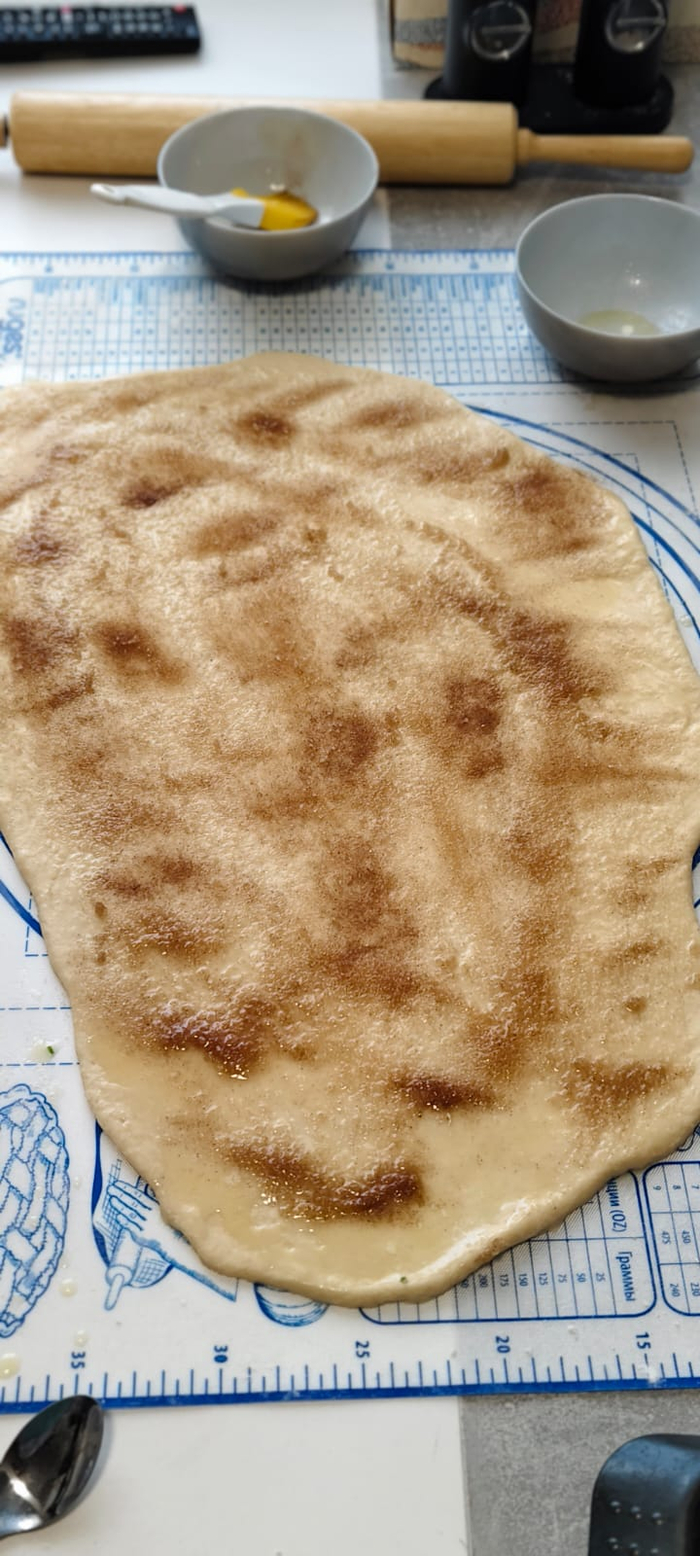 Посыпаю сахаром с корицей