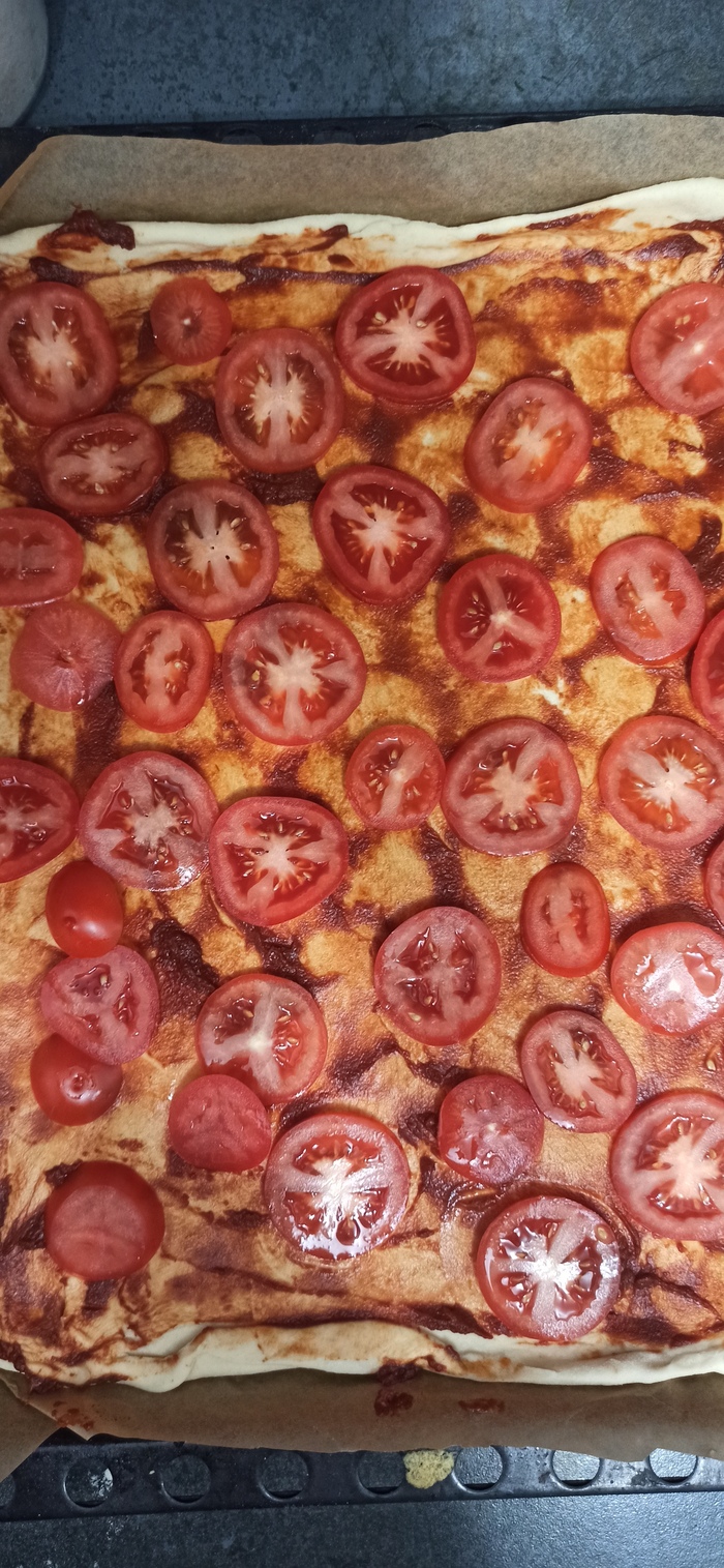 4 небольших помидорки нарезаем и раскидываем.