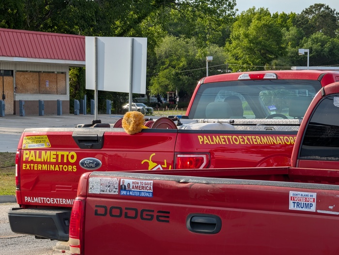 Надпись на наклейке: -Как спасти Америку: кастрировать всех либералов. -Не вини меня, ведь я голосовал за Трампа