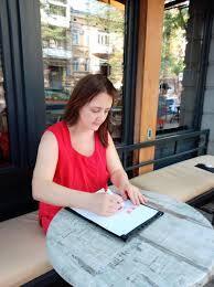 Аньё рисует в кафе на улице в Одессе, 2024 г.