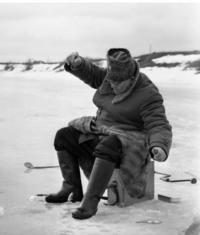 Иван Степанович Конев — советский полководец, маршал Советского Союза на рыбалке, 15 декабря 1967 года.