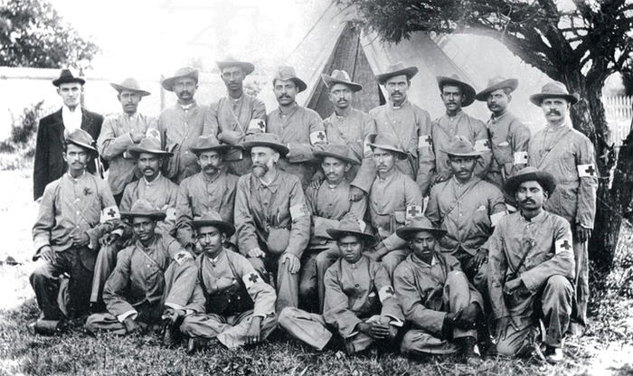 Ганди (во втором ряду в центре) на Англо-бурской войне. 1899 год 