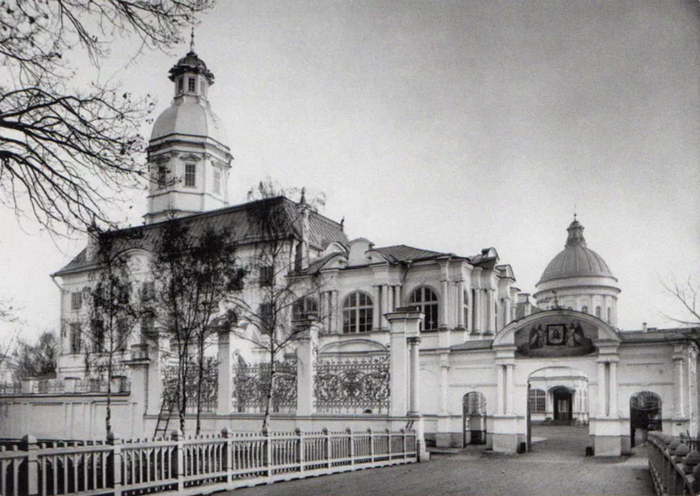 Благовещенская церковь Александра-Невской лавры в 1913 г.