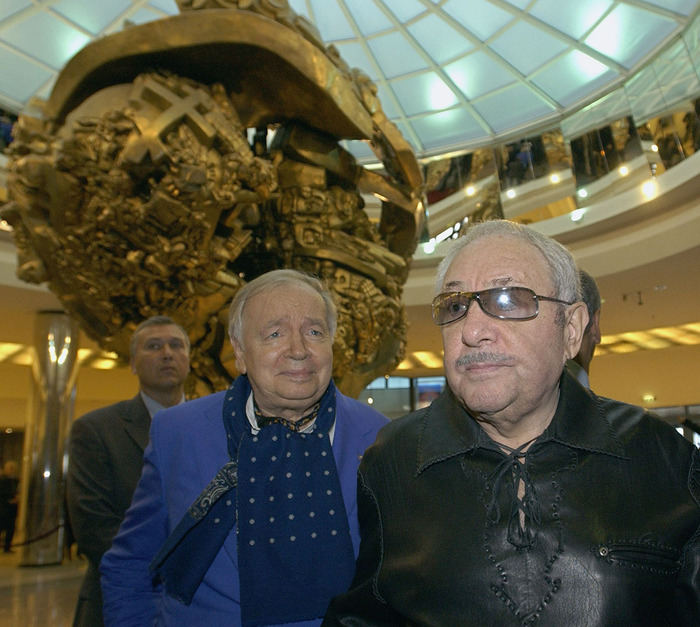 Скульптор Эрнст Неизвестный (справа) и поэт Андрей Вознесенский (в центре) на открытии скульптурной композиции "Древо жизни" в вестибюле пешеходного моста "Багратион