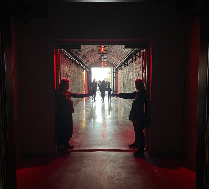 При переходе в другое помещение автоматически аудиогид начинал разговор о новой части экспозиции.