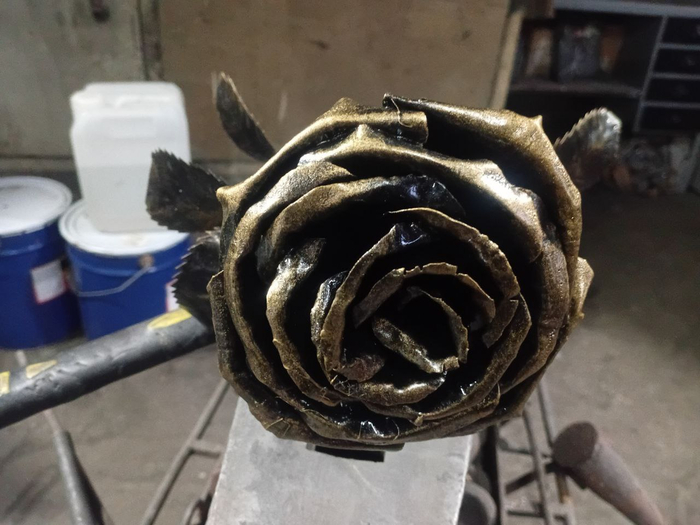 Это уже после покраски. Чёрный с золотой патиной.