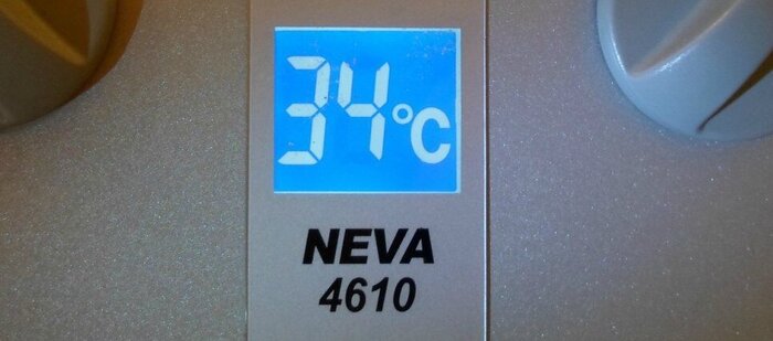 Даже почти гаснуть. И вспоминаю, что элементам питания уже больше года.