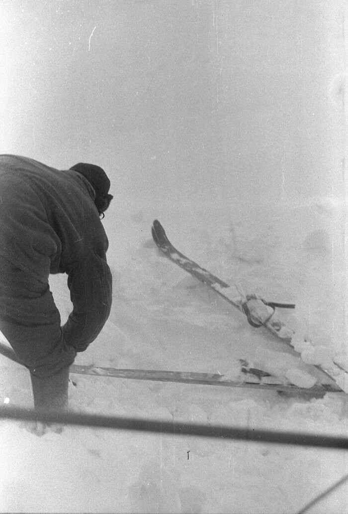 Женя откапывает лыжи после пурги.