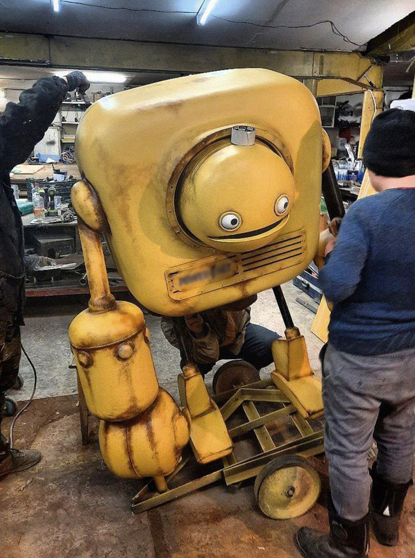 Добавляем состаренности, ржавчины, следов жизни. Снизу видно тележку для перемещения по мастерской, тяжелая штука вышла. Приходится затуманивать логотип заказчика объекта, дабы не сочли за рекламу.