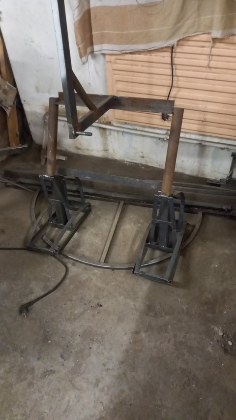 Опорные ноги. Крепкие, им придется нести на себе приличный вес