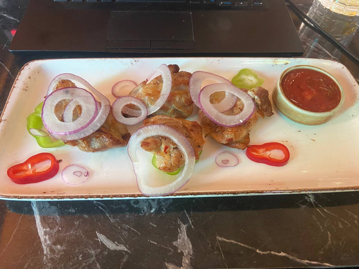 Шашлык куриный - 18 лари, около 700р