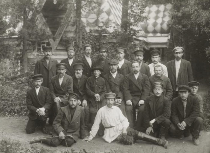 Группа мастеров абрамцевской столярной мастерской на фоне «Теремка». Конец XIX - начало XX вв. Музей-заповедник «Абрамцево».