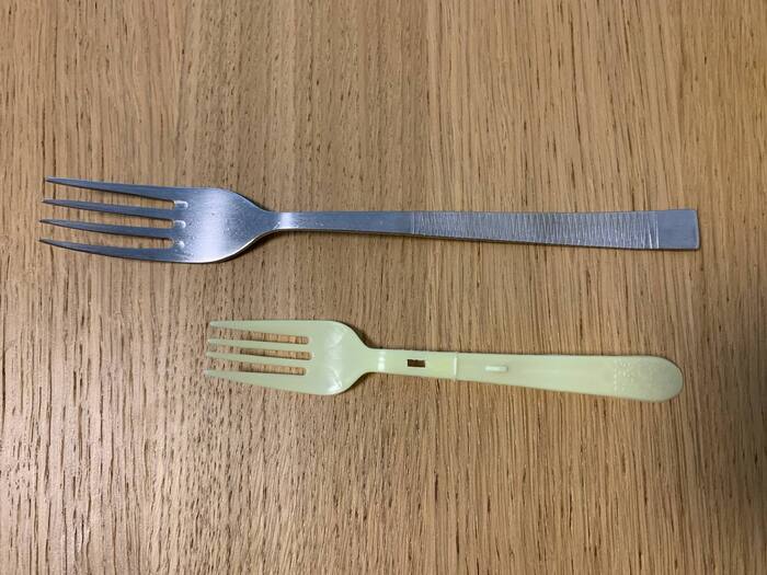 По размеру вилочка чуть меньше привычной столовой.