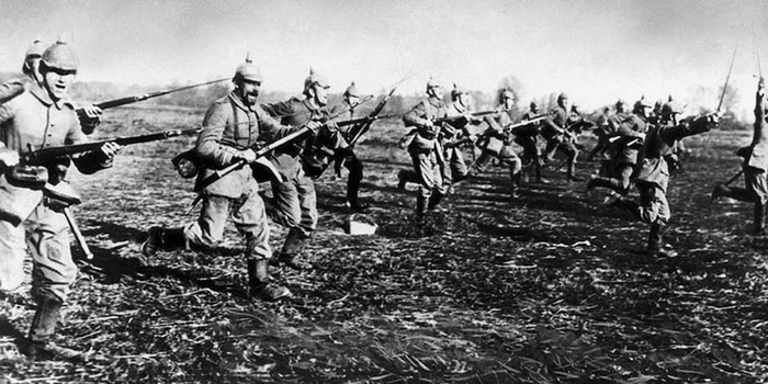 Немецкие стрелки бегут в атаку (мама, это только для фото)