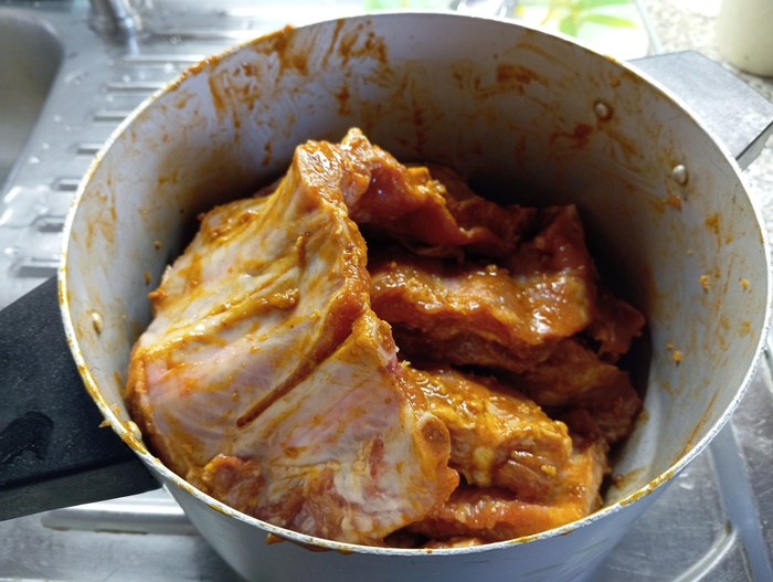 Будь рёбра длиннее, мешать и смазывать их в кастрюле было бы не удобно