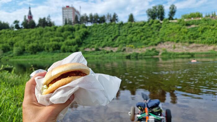 Тот самый, долгожданный бургер! После дней на походном рационе, это не просто еда, это чистое кулинарное спасение и возвращение к цивилизации.